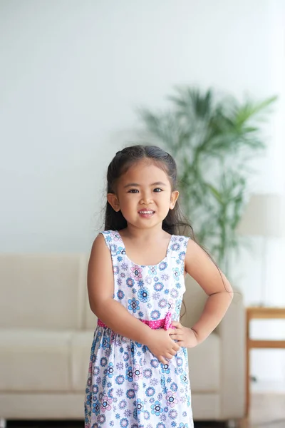 Retrato Niño Asiático Pie Vestido Bonito Casa Sonriendo Cámara —  Fotos de Stock