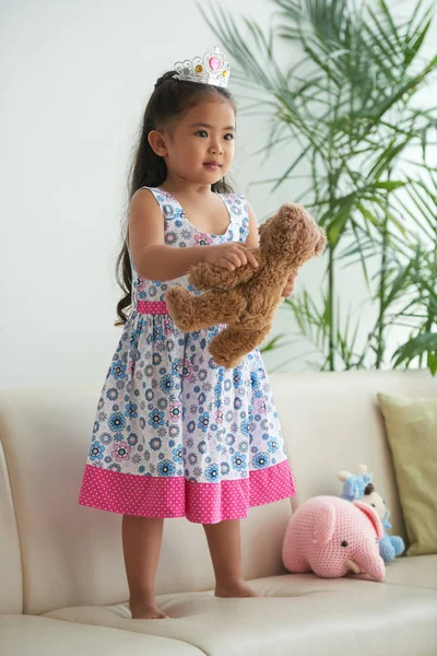 Pequena Princesa Alegre Divertindo Com Ursinho Pelúcia Casa — Fotografia de Stock