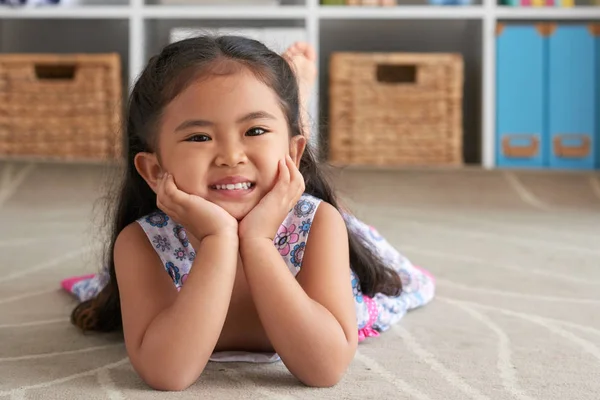 Retrato Una Linda Niña Sonriente Tumbada Suelo Casa —  Fotos de Stock