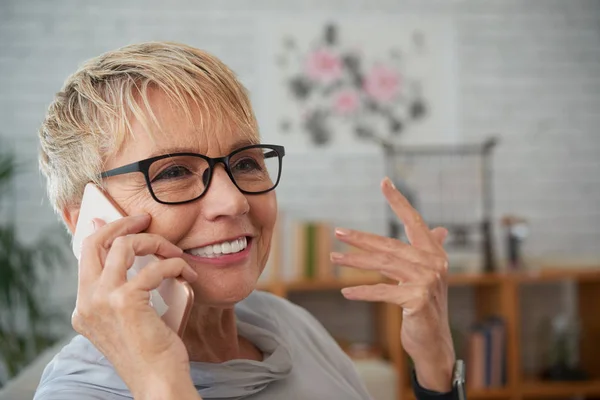 Telefonda Konuşurken Gözlükle Gülümseyen Yaşlı Kadın — Stok fotoğraf