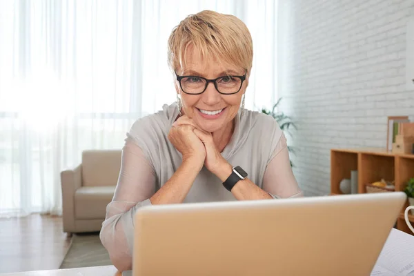 Cheerful Senior Woman Enjoying Watching Movie Laptop Screen — Stock Photo, Image