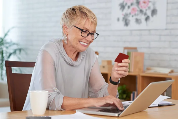 Portrait Happy Senior Woman Enjoying Online Shopping — Stock Photo, Image