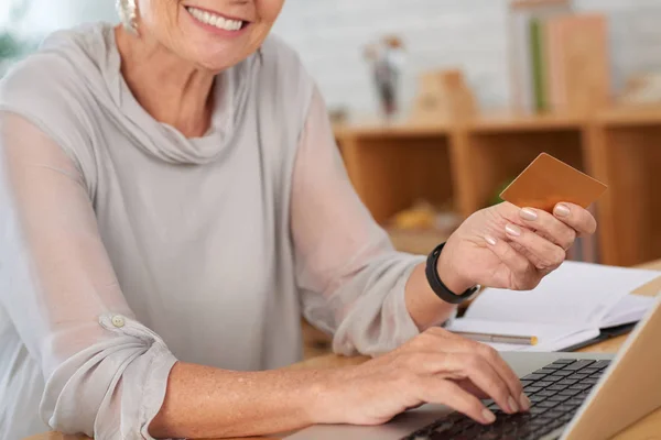 Mujer Anciana Sonriente Usando Tarjeta Crédito Comprar Línea — Foto de Stock