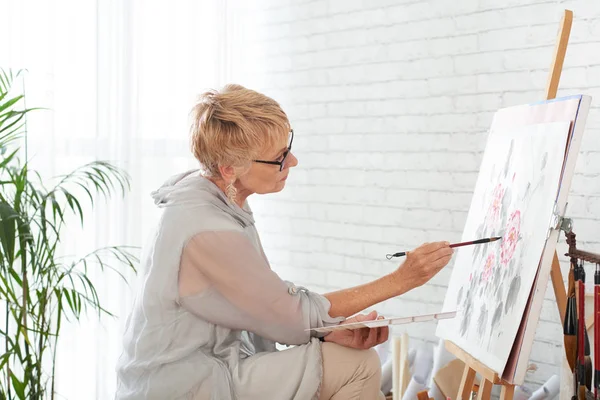 Mulher Sênior Criativa Gostando Pintar Flores Seu Estúdio — Fotografia de Stock