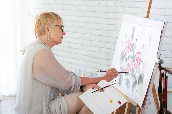 Lachende Vrouw Genieten Van Schilderij Bloemen Met Aquarellen — Stockfoto