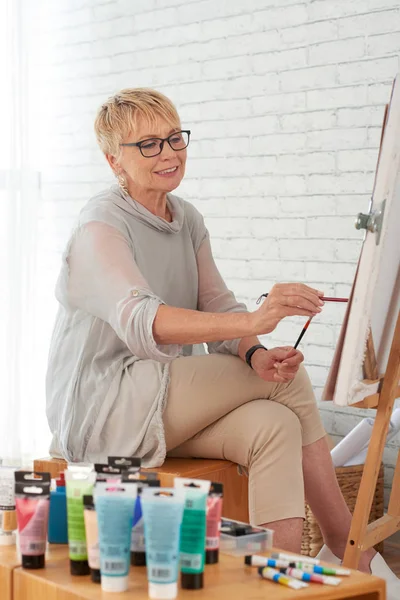Mujer Anciana Sonriente Pintando Sobre Lienzo Estudio Arte — Foto de Stock