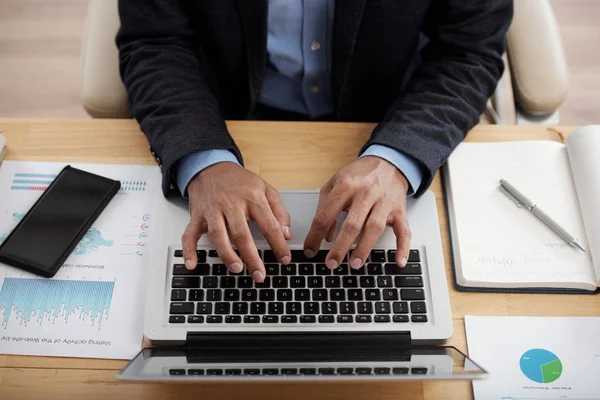 Mãos Homem Trabalhando Laptop Sua Mesa Escritório Vista Cima — Fotografia de Stock
