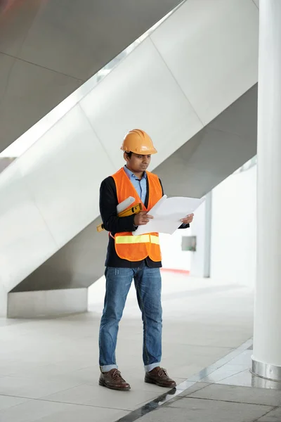 Ingeniero Construcción Indio Hardhat Chequeando Plano — Foto de Stock