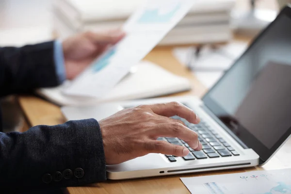 Close Beeld Van Zakenman Controleren Van Documenten Werken Aan Laptop — Stockfoto