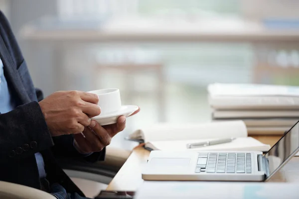 Beskuren Bild Affärsman Dricka Kaffe Och Läsa Nyheter Eller Post — Stockfoto