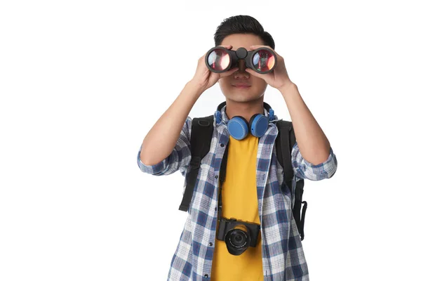 ベトナムの若い旅行者は双眼鏡で見て 白で隔離された — ストック写真