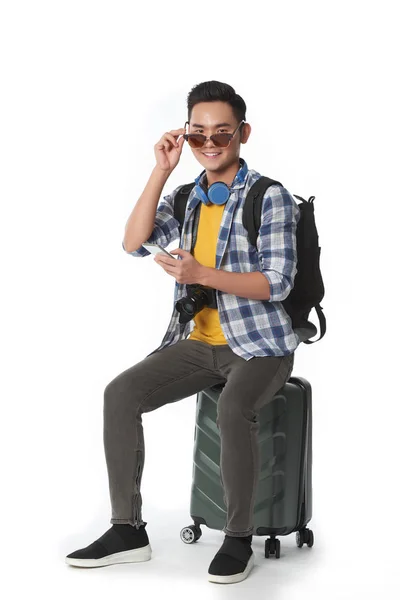 Glimlachend Gelukkige Reiziger Zittend Koffer Putting Zonnebril — Stockfoto