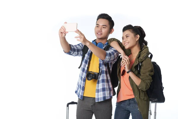 Felice Giovane Coppia Asiatica Con Bagagli Prendendo Selfie Insieme — Foto Stock