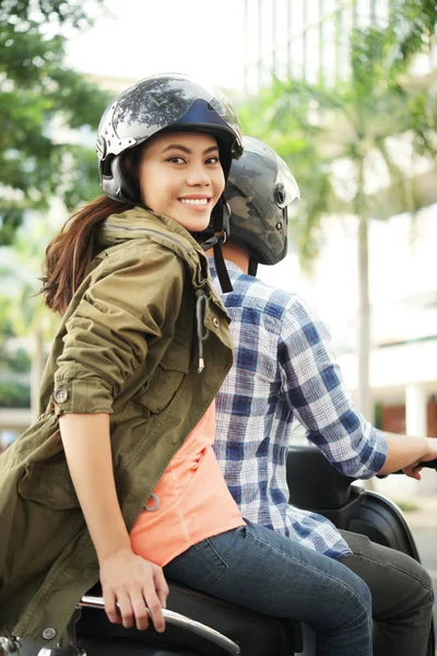 Atraente Sorrindo Jovem Mulher Sentada Motocicleta Atrás Seu Namorado — Fotografia de Stock