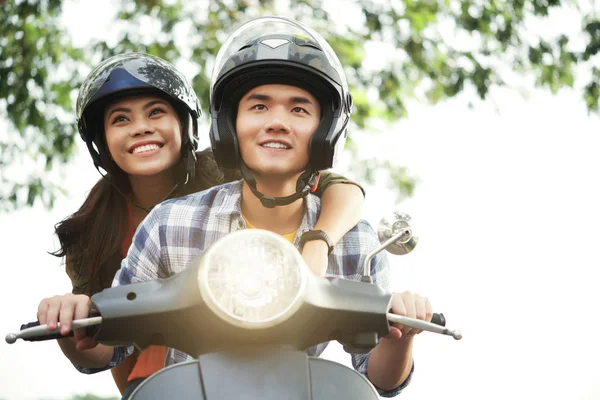 Jovem Casal Sorrindo Curtindo Andar Moto — Fotografia de Stock