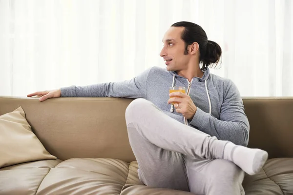 Hombre Joven Guapo Ropa Cómoda Para Hogar Descansando Sofá Bebiendo — Foto de Stock