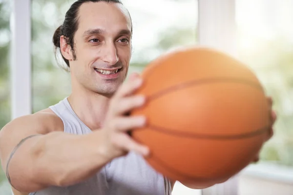 Guapo Deportista Sonriente Haciendo Ejercicio Equilibrio Con Pelota — Foto de Stock