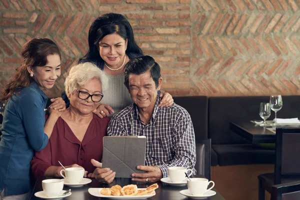 Vietnamesiska Seniora Människor Tittar Något Tablet Café — Stockfoto