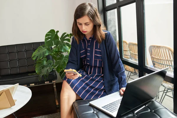 Joven Empresaria Leyendo Importante Mensaje Texto Empleado Cliente — Foto de Stock