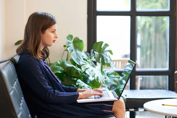 Grave Giovane Donna Affari Che Risponde Alle Mail Sul Computer — Foto Stock