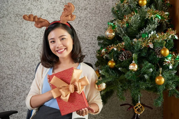 Retrato Mujer Negocios Bastante Joven Con Caja Regalo Sonriendo Cámara —  Fotos de Stock