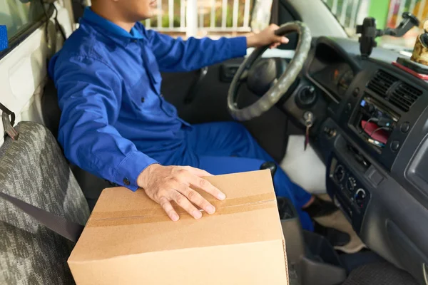 Kuriertransporter Mit Zerbrechlichem Gegenstand Karton Auf Beifahrersitz — Stockfoto