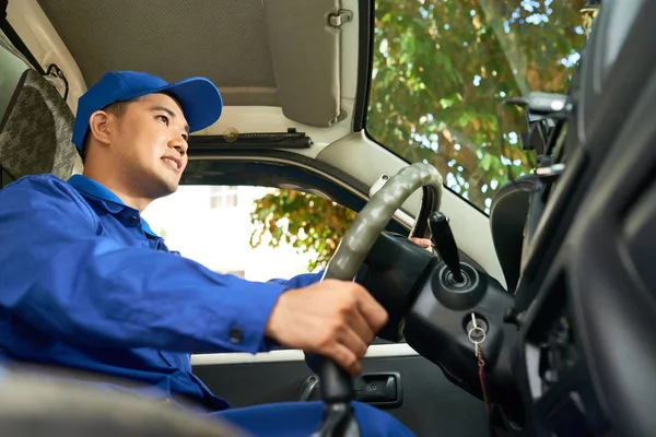 Fröhlicher Junger Vietnamese Genießt Lieferwagen Fahren — Stockfoto