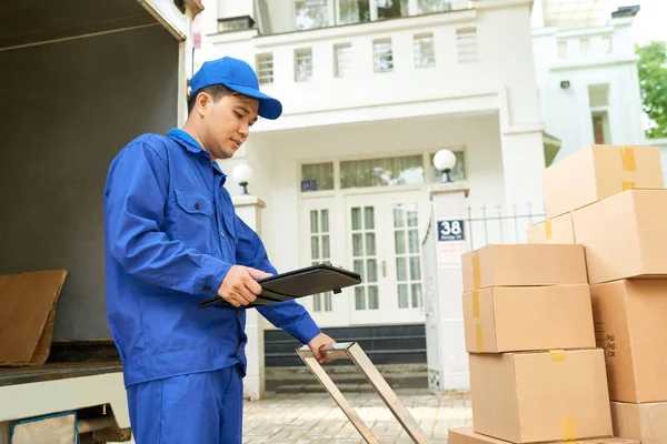 Asiatiska Delivery Man Kontrolldokument Innan Lastning Van — Stockfoto