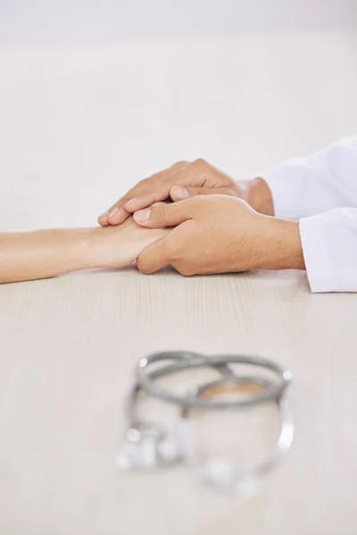 Mãos Jovem Médico Whitecoat Seu Paciente Mesa Com Estetoscópio Por — Fotografia de Stock