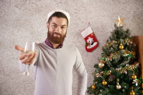 Knappe Bebaarde Man Santa Hoed Biedt Een Glas Witte Wijn — Stockfoto