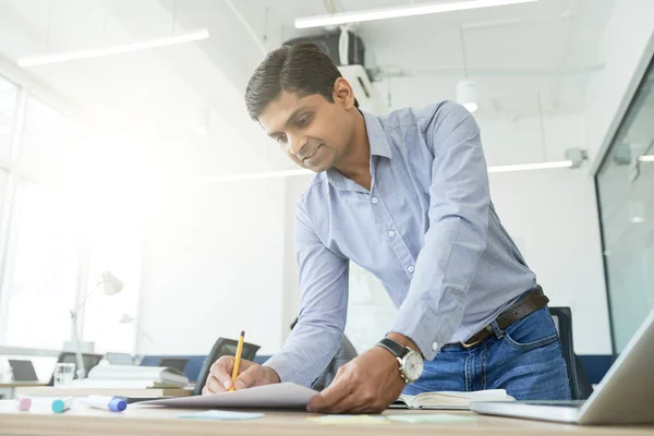 Positivo Uomo Affari Indiano Che Prende Appunti Nei Documenti Sul — Foto Stock