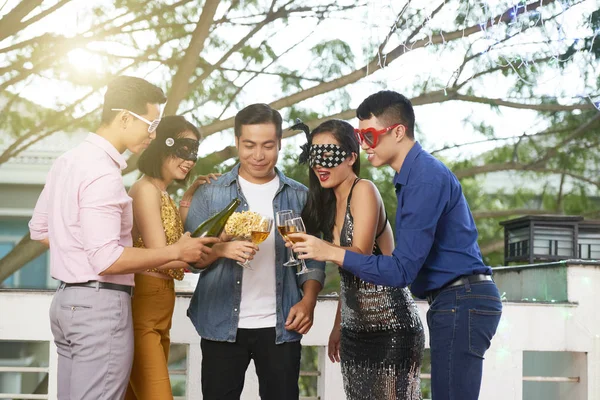 Groep Jonge Aziatische Mensen Carnaval Maskers Geproost Champagne Glazen — Stockfoto