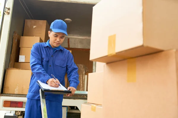 Zusteller Uniform Verlädt Lkw Und Macht Sich Notizen Dokument — Stockfoto