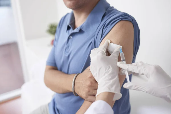 Handskar Händerna Läkare Vaccinerar Patienten Mot Influensa — Stockfoto