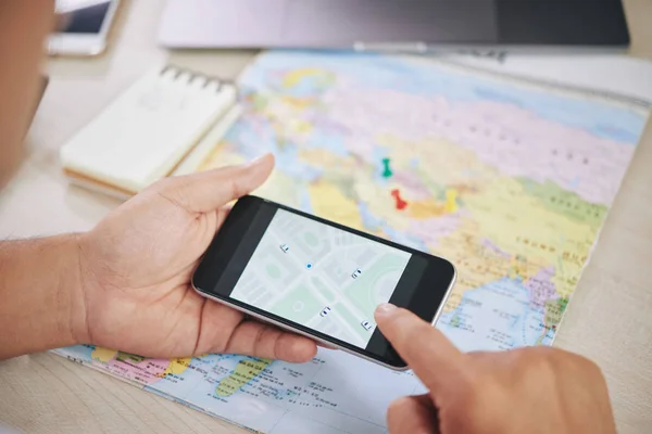 Ufficio Con Smartphone Guardando Attraverso Mappa Online Guida Cartacea Sul — Foto Stock