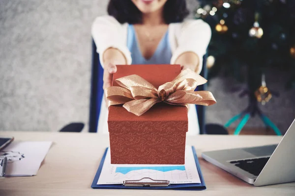 Beskuren Bild Kvinnlig Entreprenör Outstretching Händer Med Julklapp — Stockfoto