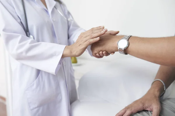 Médico Tocando Mano Del Paciente Para Apoyarlo Decir Diagnóstico — Foto de Stock