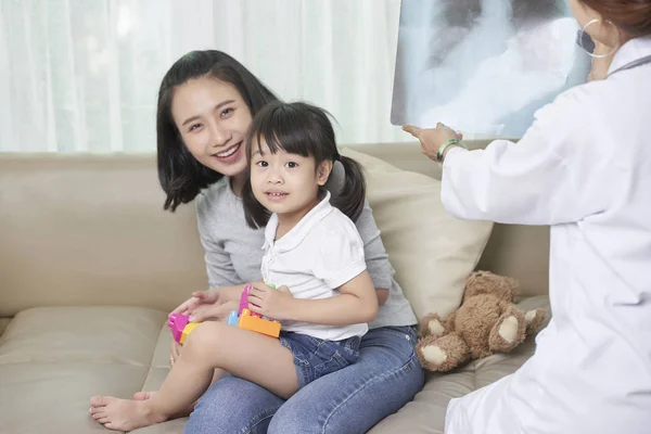 Mãe Asiática Feliz Filha Pediatra Visitante — Fotografia de Stock