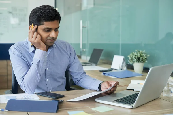 Portret Pozytywnego Indyjskiego Biznesmen Dzwoniąc Telefon Stole Biurowym — Zdjęcie stockowe