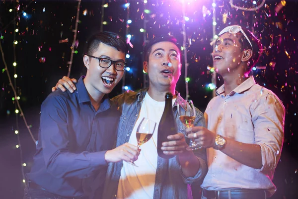 Giovani Asiatici Che Bevono Champagne Cantano Alla Festa Nel Night — Foto Stock