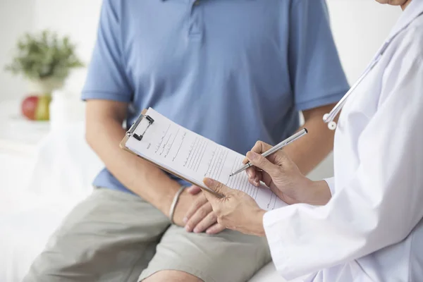 Médico Conversando Com Paciente Escrevendo Suas Queixas História Médica — Fotografia de Stock