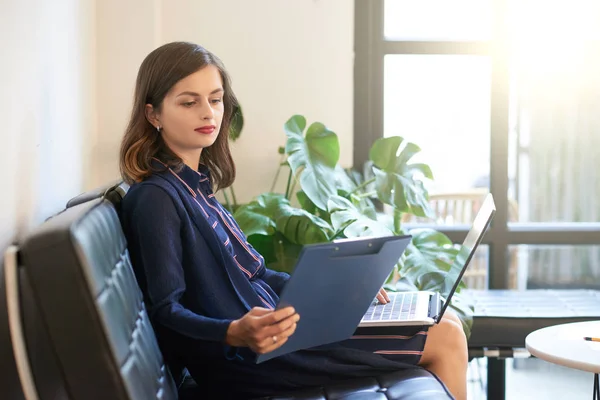 Mooie Jonge Zakenvrouw Het Lezen Van Financieel Rapport Gekoppeld Aan — Stockfoto