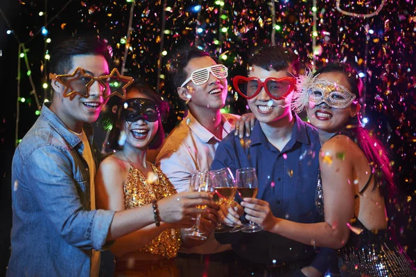 Feliz Emocionado Jóvenes Vietnamitas Copas Fiesta Posando Con Copas Champán — Foto de Stock