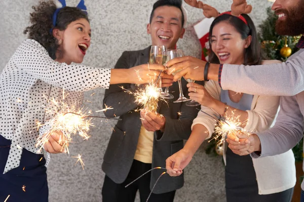 Grupo Jóvenes Empresarios Asiáticos Felices Tintineando Copas Champán Para Celebrar —  Fotos de Stock