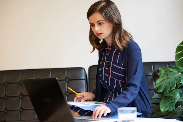 Gestora Financiera Profesional Que Trabaja Informática Analiza Los Datos Para — Foto de Stock