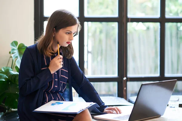 Elegante Vrouwelijke Financiële Manager Statistieken Van Bedrijfsafdelingen Analyseren Dia Maken — Stockfoto