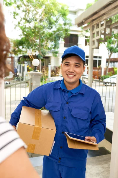 顧客と話すときに大きな箱を持つ幸せなアジアの配達人の肖像画 — ストック写真