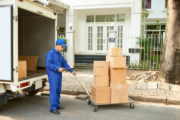 Servicio Entrega Trabajador Cargando Camión Con Cajas Cartón — Foto de Stock