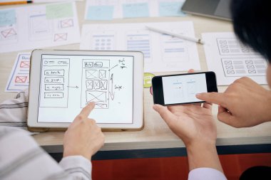 Touchpad ve akıllı telefon yeni gadget sürümü dijital şemaları tartışıyor çağdaş teknik geliştiriciler