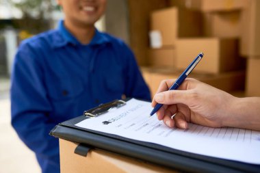 Kadın müşteri sipariş kamyon onun şeyler ve dolum belge ile paketleri teslim etmek